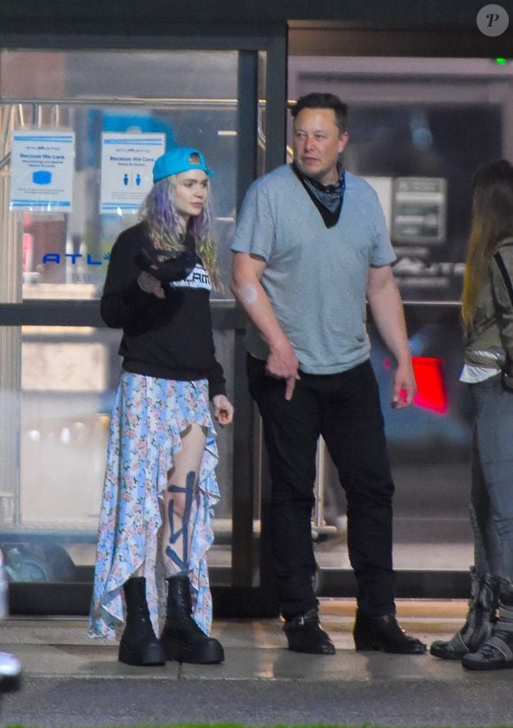Exclusif - Elon Musk porte son fils X AE A-XII Musk à la sortie de l'Aéroport de Teterboro, New Jersey le 3 mai 2021. Sa compagne Grimes (Claire Boucher) est aussi du voyage
©The ImageDirect / Bestimage