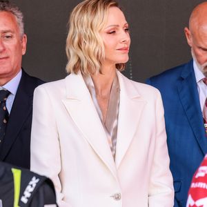 Le prince Albert II et la princesse Charlène de Monaco sur le podium lors de la remise de prix du E-Prix de Monaco du Championnat du monde FIA de Formule E 2026 sur le circuit de Monaco à Monte-Carlo, Monaco, le 17 mai 2026. Le pilote britannique Oliver Rowland remporte la deuxième course du week-end à Monaco devant le Brésilien Felipe Drugovich et le Portugais Antonio Félix Da Costa. © Claudia Albuquerque/Bestimage