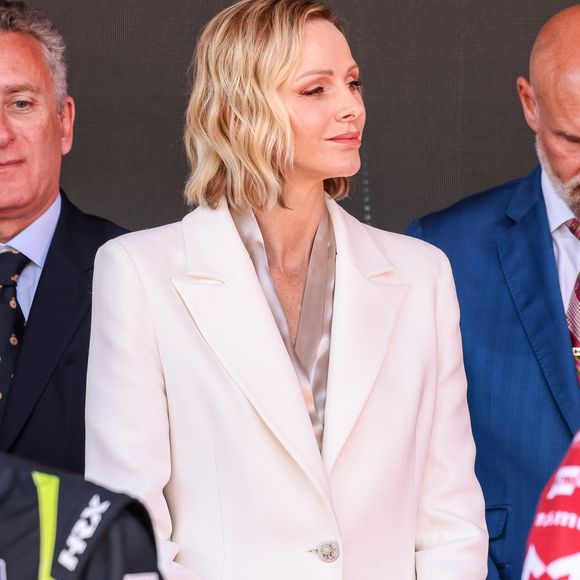 Le prince Albert II et la princesse Charlène de Monaco sur le podium lors de la remise de prix du E-Prix de Monaco du Championnat du monde FIA de Formule E 2026 sur le circuit de Monaco à Monte-Carlo, Monaco, le 17 mai 2026. Le pilote britannique Oliver Rowland remporte la deuxième course du week-end à Monaco devant le Brésilien Felipe Drugovich et le Portugais Antonio Félix Da Costa. © Claudia Albuquerque/Bestimage