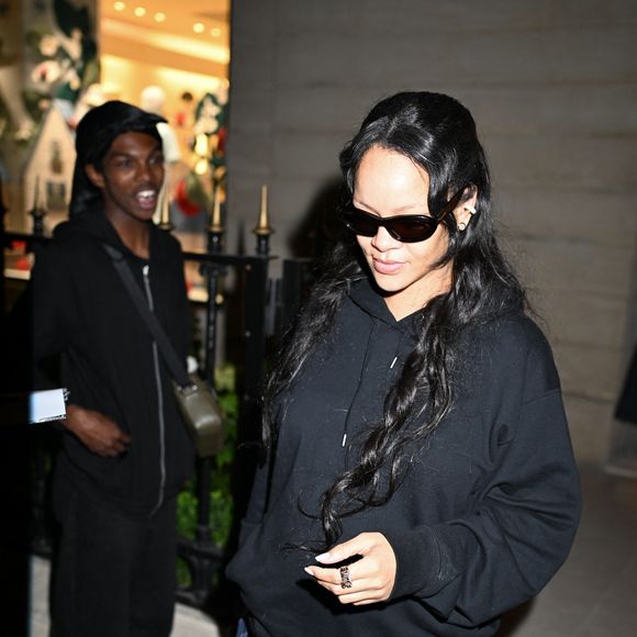 Rihanna (enceinte) est passée faire du shopping à la boutique Dior avenue Montaigne à Paris le 2 juillet 2025.

© Yehiel Chekroune / Bestimage