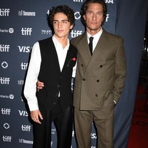 Portrait craché de son célèbre père, Levi commence désormais à se faire un prénom loin de l'ombre de ses parents.

Levi Alves McConaughey et son père Matthew McConaughey lors de l'avant-première mondiale de The Lost Bus au Festival international du film de Toronto, au Canada, en septembre 2025. © Backgrid USA / Bestimage