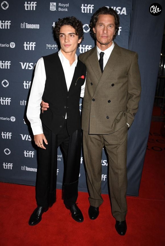 Portrait craché de son célèbre père, Levi commence désormais à se faire un prénom loin de l'ombre de ses parents.

Levi Alves McConaughey et son père Matthew McConaughey lors de l'avant-première mondiale de The Lost Bus au Festival international du film de Toronto, au Canada, en septembre 2025. © Backgrid USA / Bestimage