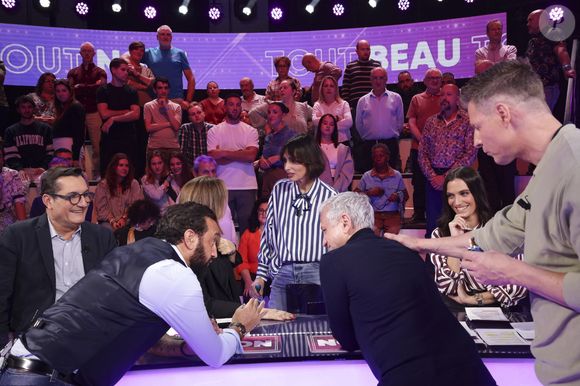 Olivier Dartigolles, Cyril Hanouna, Valérie Benaim, Géraldine Maillet, Matthieu Delormeau, Shana Loustau, sur le plateau de TBT9 présenté par C.Hanouna, et diffusé en direct sur W9, Paris, France, le 05 novembre 2025. © Jack Tribeca / Bestimage