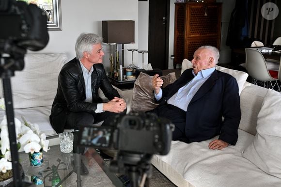 "Il mène une vie de retraité, car il l'a voulu. Les deux dernières émissions de télé qu’il a faites avec moi ont été des conclusions d’une carrière exceptionnelle. Pour lui, la télé, c’est maintenant terminé, mais il est encore actif dans la vie et savoure chaque moment", a fait savoir celui qui officie sur TV5 Monde.

Exclusif - Philippe Bouvard, journaliste français, écrivain, homme de radio et de télévision, à son domicile, en interview télé avec le journaliste producteur Cyril Viguier à Cannes, le 27 février 2025.

© Bruno Bebert/Bestimage