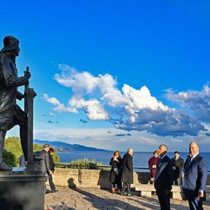 Le chef d’État et le prince Albert se sont ensuite recueillis devant la statue d’Albert Ier de Monaco, rendant hommage à l’héritage scientifique et maritime du souverain.

Le prince Albert II de Monaco et la princesse Charlene ont accueilli le président portugais Marcelo Rebelo de Sousa dans le cadre d'une visite d'Etat en Principauté, le 20 novembre 2025. La princesse portait une tenue signée par la styliste néo-zélandaise, Emilia Wickstaed. Après une déambulation dans les rues du Rocher, le prince, la princesse et le président portugais ont dévoilé un buste du Roi Carlos 1er de Portugal dans les jardins Saint Martin, puis le prince et le président et le prince sont allés rendre hommage au prince Albert 1er de Monaco, devant sa statue. © Bruno Bebert/Bestimage