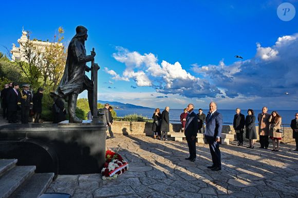 Le chef d’État et le prince Albert se sont ensuite recueillis devant la statue d’Albert Ier de Monaco, rendant hommage à l’héritage scientifique et maritime du souverain.

Le prince Albert II de Monaco et la princesse Charlene ont accueilli le président portugais Marcelo Rebelo de Sousa dans le cadre d'une visite d'Etat en Principauté, le 20 novembre 2025. La princesse portait une tenue signée par la styliste néo-zélandaise, Emilia Wickstaed. Après une déambulation dans les rues du Rocher, le prince, la princesse et le président portugais ont dévoilé un buste du Roi Carlos 1er de Portugal dans les jardins Saint Martin, puis le prince et le président et le prince sont allés rendre hommage au prince Albert 1er de Monaco, devant sa statue. © Bruno Bebert/Bestimage
