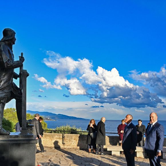 Le chef d’État et le prince Albert se sont ensuite recueillis devant la statue d’Albert Ier de Monaco, rendant hommage à l’héritage scientifique et maritime du souverain.

Le prince Albert II de Monaco et la princesse Charlene ont accueilli le président portugais Marcelo Rebelo de Sousa dans le cadre d'une visite d'Etat en Principauté, le 20 novembre 2025. La princesse portait une tenue signée par la styliste néo-zélandaise, Emilia Wickstaed. Après une déambulation dans les rues du Rocher, le prince, la princesse et le président portugais ont dévoilé un buste du Roi Carlos 1er de Portugal dans les jardins Saint Martin, puis le prince et le président et le prince sont allés rendre hommage au prince Albert 1er de Monaco, devant sa statue. © Bruno Bebert/Bestimage