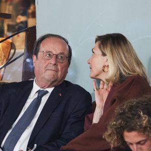 François Hollande et sa femme Julie Gayet assistent au match opposant C. Alcaraz à S. Tsitsipas lors des Internationaux de France de tennis de Roland Garros 2024 à Paris le 4 juin 2024. © Jacovides-Moreau/Bestimage