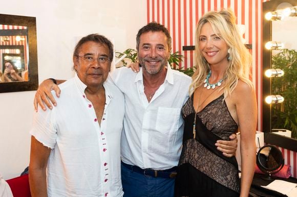 Exclusif - Laurent Voulzy et sa compagne Isaure Le Faou entourent Bernard Montiel - Laurent Voulzy en concert sur la scène du théâtre de Verdure lors du 41ème Festival de Ramatuelle, le 9 août 2025. 
© Cyril Bruneau / Bestimage