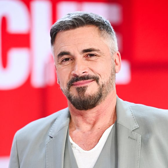 Il faudra donc encore prendre son mal en patience avant de découvrir qui prendra officiellement la relève et endossera le rôle d’animateur de "Fort Boyard", après Olivier Minne, qui a été à la tête du célèbre jeu pendant 22 ans.

Exclusif - Olivier Minne - Enregistrement de l'émission Vivement dimanche consacrée à l'équipe du Splendid au studio Rive Gauche, présentée par M.Drucker, et diffusée le 2 mars sur France 3. Paris, le 21 février 2025. 
© Guillaume Gaffiot / Bestimage