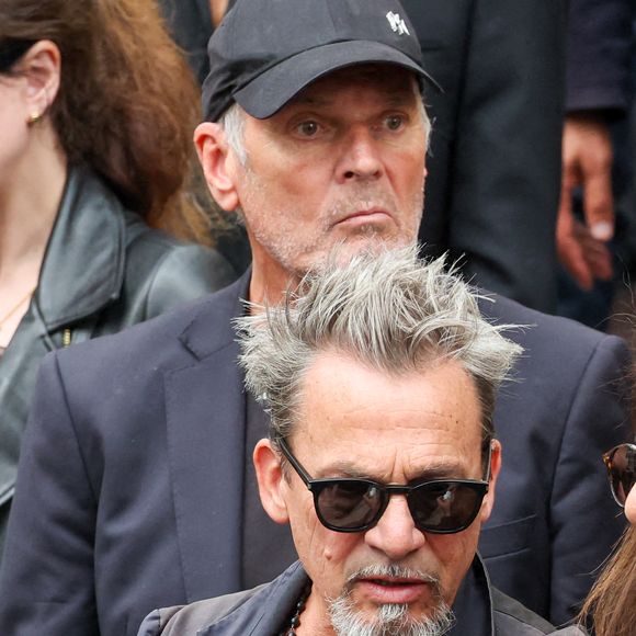 Florent Pagny et Laurent Baffie à la sortie des obsèques de Thierry Ardisson en l’église Saint-Roch de Paris, France, le 17 juillet 2025. © Clovis-Jacovides/Bestimage