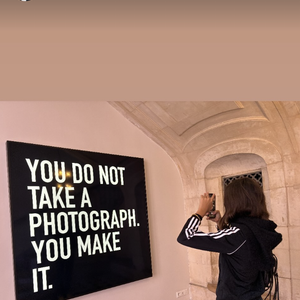 Jamel Debbouze et Lila ont franchi les portes de la Maison Européenne de la Photographie (MEP) pour découvrir l'événement incontournable de la saison : la rétrospective American Images de la photographe néerlandaise Dana Lixenberg. 

Jamel Debbouze avec sa fille à une exposition parisienne