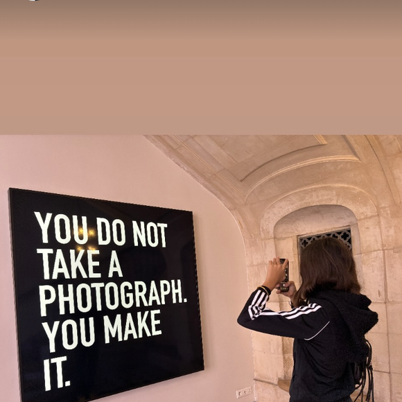 Jamel Debbouze et Lila ont franchi les portes de la Maison Européenne de la Photographie (MEP) pour découvrir l'événement incontournable de la saison : la rétrospective American Images de la photographe néerlandaise Dana Lixenberg. 

Jamel Debbouze avec sa fille à une exposition parisienne