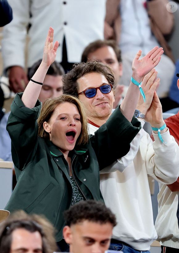 Mélanie Thierry et son compagnon le chanteur Raphaël dans les tribunes lors des Internationaux de France de Tennis de Roland Garros 2025, à Paris, France, le 4 juin 2025. © Jacovides-Moreau/Bestimage