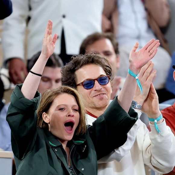Mélanie Thierry et son compagnon le chanteur Raphaël dans les tribunes lors des Internationaux de France de Tennis de Roland Garros 2025, à Paris, France, le 4 juin 2025. © Jacovides-Moreau/Bestimage