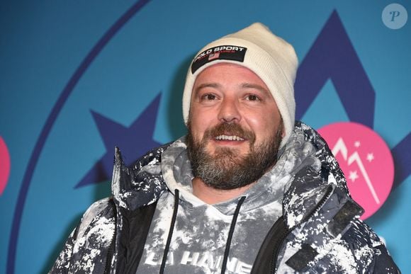 Avec humour, le papa admet ses défauts de parent et salue la maman

Alban Ivanov lors du 25ème Festival du Film de Comédie à L'Alpe d'Huez, France, le 19 janvier 2022. Photo par Mireille Ampilhac/ABACAPRESS.COM