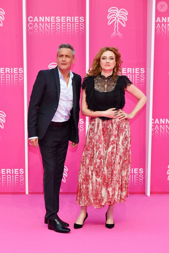 Jean-Michel Tinivelli et Marine Delterme de la série Alice Nevers au photocall du deuxième jour de la 2ème édition du "Canneseries" au palais des Festivals à Cannes, France, le 6 avril 2019. © Bruno Bébert/Bestimage