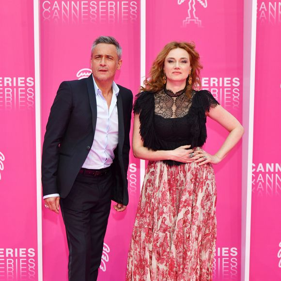 Jean-Michel Tinivelli et Marine Delterme de la série Alice Nevers au photocall du deuxième jour de la 2ème édition du "Canneseries" au palais des Festivals à Cannes, France, le 6 avril 2019. © Bruno Bébert/Bestimage
