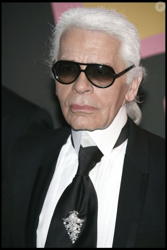 Le créateur de mode allemand Karl Lagerfeld arrive pour assister au Bal de la Rose, Rock'N Rose, à Monaco, le 28 mars 2009. Le Bal de la Rose est un événement caritatif annuel traditionnel dans la Principauté de Monaco.