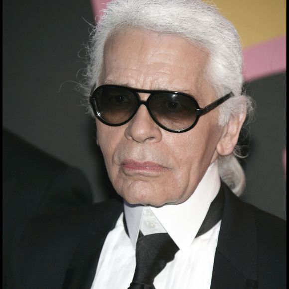 Le créateur de mode allemand Karl Lagerfeld arrive pour assister au Bal de la Rose, Rock'N Rose, à Monaco, le 28 mars 2009. Le Bal de la Rose est un événement caritatif annuel traditionnel dans la Principauté de Monaco.