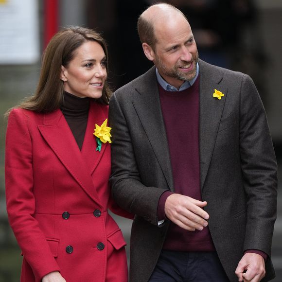 Kate Middleton et le prince William ont le mérite de ne pas se focaliser sur “la préservation culturelle” et d’être “plus à l’écoute des problèmes sociaux.
Le prince William, prince de Galles, et Catherine (Kate) Middleton, princesse de Galles, visitent le marché de Pontypridd le 26 février 2025. Julien Burton / Bestimage