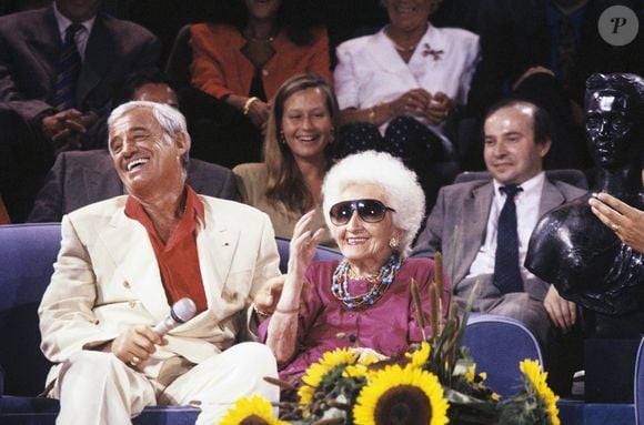 Archives -  En France, à Paris, sur le plateau de l'émission "Sacrée Soirée", Jean-Paul Belmondo et sa mère Madeleine. Septembre 1991
© Bernard Leguay via Bestimage