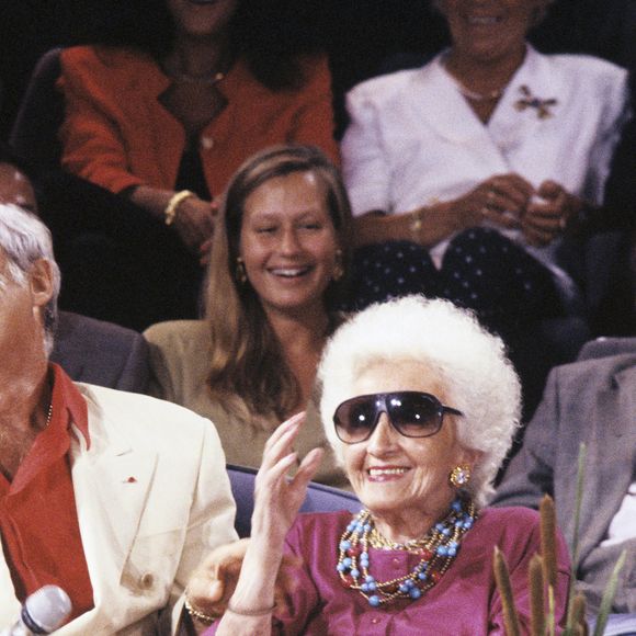 Archives -  En France, à Paris, sur le plateau de l'émission "Sacrée Soirée", Jean-Paul Belmondo et sa mère Madeleine. Septembre 1991
© Bernard Leguay via Bestimage