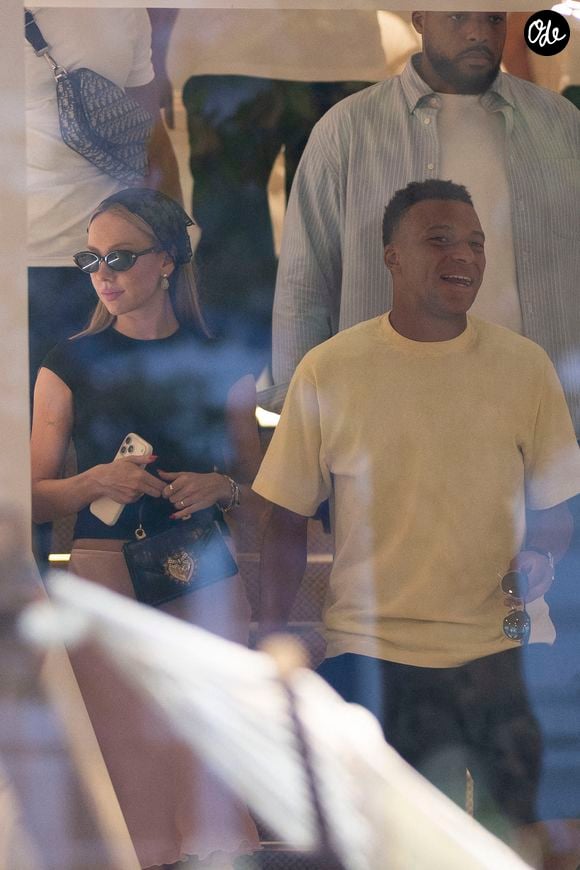 Le vendredi 23 octobre, le footballeur a partagé une publication de Netflix consacrée au film La Regenta, dans lequel sa compagne tient le rôle principal.

Kylian Mbappé et Ester Exposito font du shopping chez Jacquemus et Dior sur l'avenue Montaigne à Paris, en France, le 24 juillet 2026. Photo de Yehiel Chekroune/ABACAPRESS.COM