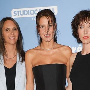 Avant de passer derrière la caméra, elle avait pourtant commencé par tenter sa chance en tant que comédienne, sans réellement trouver sa voie.
Jeanne Herry, Adèle Exarchopoulos et Sara Giraudeau - Avant-première du film "Garance" au cinéma Pathé Wepler à Paris. © Coadic Guirec/Bestimage