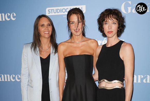 Avant de passer derrière la caméra, elle avait pourtant commencé par tenter sa chance en tant que comédienne, sans réellement trouver sa voie.

Jeanne Herry, Adèle Exarchopoulos et Sara Giraudeau - Avant-première du film "Garance" au cinéma Pathé Wepler à Paris. © Coadic Guirec/Bestimage