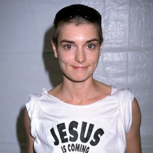 La chanteuse Sinéad O'Connor lors de la journée d'ouverture du concert "Lilith Fair", 9 juin 1998, Los Angeles, Californie, États-Unis.