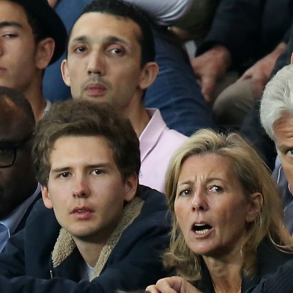 Exclusif - Claire Chazal avec son fils François Poivre d'Arvor et un ami le banquier Christophe de Backer assistent au quart finale de la Ligue des Champions de football au Parc des Princes entre le PSG et le FC Barcelone à Paris le 15 avril 2015. © Jacovides Moreau Bestimage