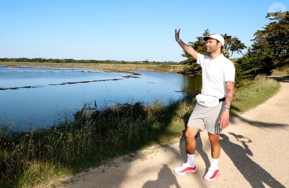 Cet événement rassemble déjà de nombreux marcheurs conquis par cette proximité unique.

Le chanteur-auteur-compositeur Ycare a démarré ce matin une aventure hors du commun : une marche en Vendée à raison de 25 à 30km par jour, du lundi 25 mai au lundi 17 juin.
Avec chaque soir un Concert en guitare-voix dans un endroit insolite.  

© Noël Carrier/Bestimage