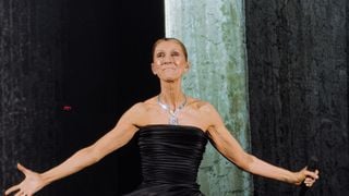 1 107 heures de travail pour le collier Boucheron de Céline Dion, porté pour ses concerts à Paris : ce bijou n’est pas seulement un collier