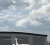 Kim Kardashian doit témoigner ce mardi 13 mai 2025 à 14h devant la cour d’assises de Paris.

Arrivée sous très haute protection de Kim Kardashian à l'aéroport du Bourget la veille de son audition au procès de la rue tronchet des "Papys braqueurs" de Kim Kardashian à Paris le 12 mai 2025. Agence / Bestimage