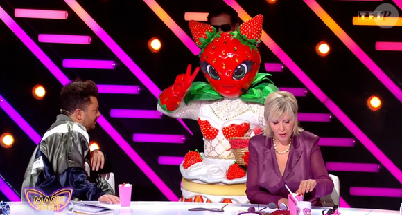 Lors de l'émission, le mot "télé" est également un indice, tout comme les mots "show", "aérien" et "brillant". 

Le Fraisier, Deuxième prime de Mask Singer, capture d'écran TF1