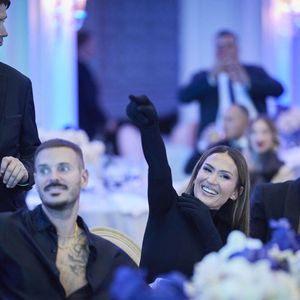 Exclusif - Matt Pokora (M. Pokora), Vitaa - 12ème édition de la soirée Global Gift Gala à l'hôtel Four Seasons George V à Paris le 5 octobre 2024.
Le 5 octobre 2024, le prestigieux hôtel Four Seasons George V a accueilli la 12ème édition du Global Gift Gala Paris, une soirée d'exception présidée par Maria Bravo et placée sous le patronage de l'actrice et philanthrope E.Longoria. Ce gala caritatif annuel, devenu un rendez-vous incontournable de la capitale, a réuni les plus grandes personnalités pour soutenir deux causes majeures : la Global Gift Foundation et l'association Women Safe & Children.

Sous les ors de l'un des plus beaux palaces parisiens, cette soirée d'élégance et de générosité a offert de nombreux temps forts, dont des performances musicales inédites.

Un moment d'émotion a été également marqué par la remise du Global Gift Humanitarian Award à l'humoriste F.Foresti, en reconnaissance de son engagement exemplaire et de ses actions en faveur des femmes et enfants victimes de violences familiales. Mme Mo.Bacardi a également reçu le "Global Gift Women Empowerment Award".

Un dîner de haute gastronomie a été servi, entouré de personnalités de renom. La soirée a été animée par la journaliste He.Mannarino et le mannequin L.Bernal, et le dîner gastronomique a été signé par le chef triplement étoilé C.Le Squer, du célèbre restaurant Le Cinq.

De nombreuses personnalités issues du monde du cinéma, de la mode et du spectacle ont honoré cet événement prestigieux, témoignant de leur engagement pour des causes humanitaires qui leur tiennent à cœur.

La soirée a été placée sous le signe de l'élégance et du raffinement. Eva Longoria, marraine de la Global Gift Foundation, a été parée des créations d'exception de la maison APM Monaco, partenaire officiel de l'événement.

Le cocktail d'accueil a été rehaussé par le champagne de la maison Grégory Verlet, les vins de Pomerol du Château de Marianne de Pedro, ainsi que les spiritueux du Groupe Love Spirit, offrant une expérience gustative unique.

Cette 12ème édition du Global Gift Gala Paris a été un moment inoubliable de générosité et de partage, où l'art, la gastronomie et la solidarité se sont réunis pour faire briller l'espoir d'un monde meilleur.


© Cyril Moreau / Bestimage