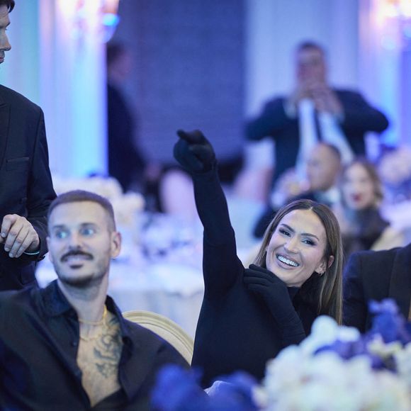 Exclusif - Matt Pokora (M. Pokora), Vitaa - 12ème édition de la soirée Global Gift Gala à l'hôtel Four Seasons George V à Paris le 5 octobre 2024.
Le 5 octobre 2024, le prestigieux hôtel Four Seasons George V a accueilli la 12ème édition du Global Gift Gala Paris, une soirée d'exception présidée par Maria Bravo et placée sous le patronage de l'actrice et philanthrope E.Longoria. Ce gala caritatif annuel, devenu un rendez-vous incontournable de la capitale, a réuni les plus grandes personnalités pour soutenir deux causes majeures : la Global Gift Foundation et l'association Women Safe & Children.

Sous les ors de l'un des plus beaux palaces parisiens, cette soirée d'élégance et de générosité a offert de nombreux temps forts, dont des performances musicales inédites.

Un moment d'émotion a été également marqué par la remise du Global Gift Humanitarian Award à l'humoriste F.Foresti, en reconnaissance de son engagement exemplaire et de ses actions en faveur des femmes et enfants victimes de violences familiales. Mme Mo.Bacardi a également reçu le "Global Gift Women Empowerment Award".

Un dîner de haute gastronomie a été servi, entouré de personnalités de renom. La soirée a été animée par la journaliste He.Mannarino et le mannequin L.Bernal, et le dîner gastronomique a été signé par le chef triplement étoilé C.Le Squer, du célèbre restaurant Le Cinq.

De nombreuses personnalités issues du monde du cinéma, de la mode et du spectacle ont honoré cet événement prestigieux, témoignant de leur engagement pour des causes humanitaires qui leur tiennent à cœur.

La soirée a été placée sous le signe de l'élégance et du raffinement. Eva Longoria, marraine de la Global Gift Foundation, a été parée des créations d'exception de la maison APM Monaco, partenaire officiel de l'événement.

Le cocktail d'accueil a été rehaussé par le champagne de la maison Grégory Verlet, les vins de Pomerol du Château de Marianne de Pedro, ainsi que les spiritueux du Groupe Love Spirit, offrant une expérience gustative unique.

Cette 12ème édition du Global Gift Gala Paris a été un moment inoubliable de générosité et de partage, où l'art, la gastronomie et la solidarité se sont réunis pour faire briller l'espoir d'un monde meilleur.


© Cyril Moreau / Bestimage