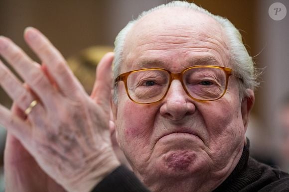 Ce mercredi 8 janvier 2025, Le Parisien a interrogé des voisins de l'ancienne figure de l'extrême-droite, qui partagent leurs souvenirs de cet habitant un peu particulier.
Jean-Marie Le Pen organise un déjeuner politique pour présenter ce qu'il appelle la Charte des valeurs des comités Jeanne en vue des prochaines législatives à Mulhouse le 12 février 2017.