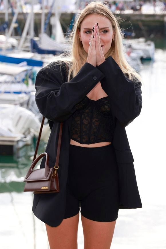 À l'époque, la comédienne avait pris la décision de s'en aller elle-même, dans l'idée de faire un break.

Aurélie Pons de la série Ici Tout Commence
La 25e édition du Festival de la fiction télé de La Rochelle, samedi 16 septembre 2023. © Christophe Aubert via Bestimage