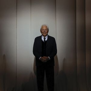C'est Giorgio Armani qui laisse derrière lui une fortune impressionnante qui avait fait de lui le troisième homme le plus riche de son pays : estimée à 11 milliards d'euros

Le styliste Giorgio Armani - Défilé Giorgio Armani Privé "Collection Haute Couture Automne/Hiver 2023-2024" lors de la Fashion Week de Paris, le 4 juillet 2023.
