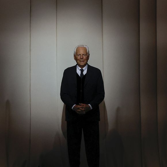 C'est Giorgio Armani qui laisse derrière lui une fortune impressionnante qui avait fait de lui le troisième homme le plus riche de son pays : estimée à 11 milliards d'euros

Le styliste Giorgio Armani - Défilé Giorgio Armani Privé "Collection Haute Couture Automne/Hiver 2023-2024" lors de la Fashion Week de Paris, le 4 juillet 2023.