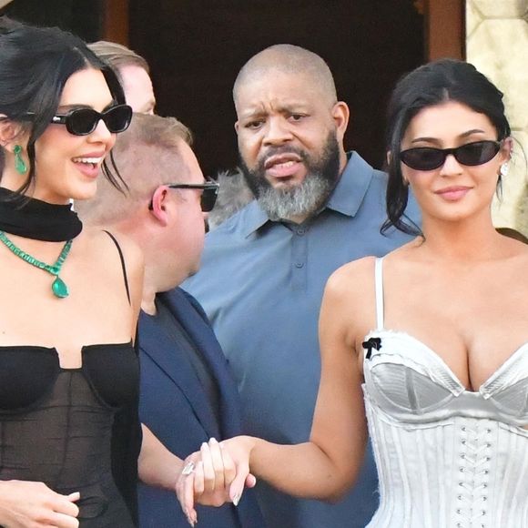 Kris Jenner, Khloe Kardashian mais aussi Kylie et Kendall ont été photographiées.

Kendall Jenner et Kylie Jenner arrivent au mariage à San Giorgio, Venise, de Jeff Bezos et Lauren Sanchez. Le 27 juin 2025. @Backgrid UK/ Bestimage