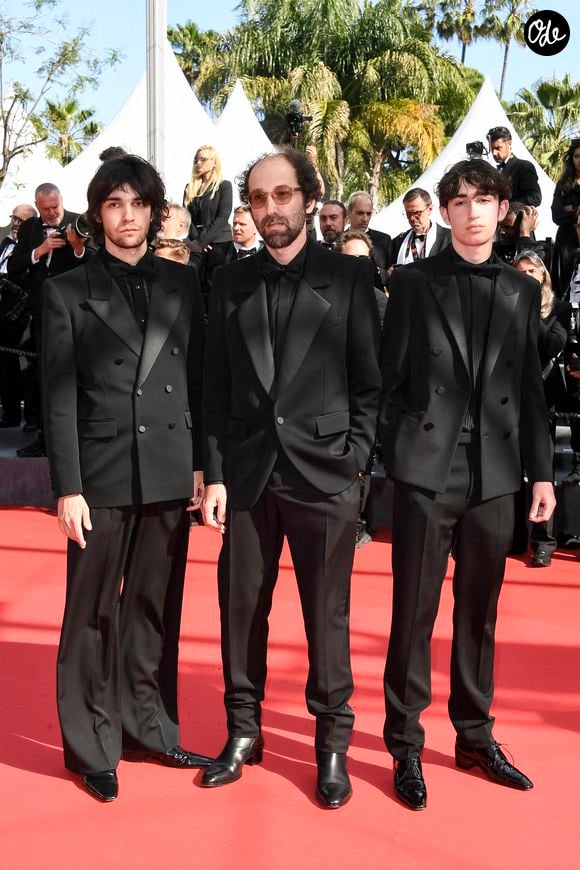 Tara-Jay et Roxan semblent d’ailleurs suivre des parcours artistiques, inspirés par les carrières de leurs parents.

Thomas Bangalter (Daft Punk) et ses fils Tara-Jay et Roxan lors de la montée des marches du film « Amour Ouf » au 77e Festival international du film de Cannes (14-25 mai 2024), le 23 mai 2024. SGP / BESTIMAGE