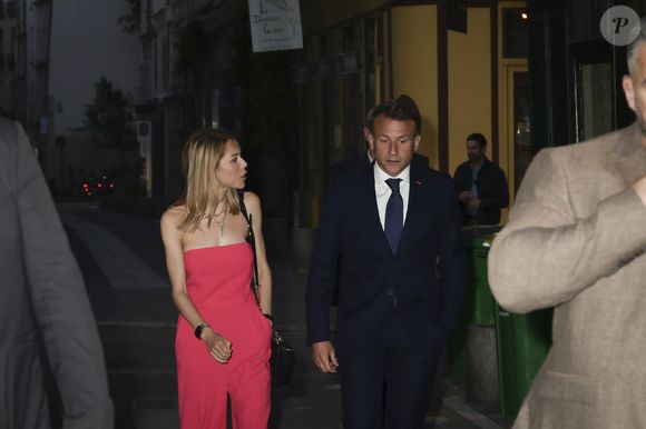 Tiphaine Auzière, le président Emmanuel Macron lors du vernissage de l'exposition de Danhôo à la galerie A2Z Art Gallery à Paris le 29 avril 2025.
© Jack Tribeca / Bestimage