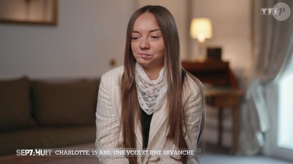 En rémission depuis 5 ans, elle a expliqué que sa différence physique lui a valu de terribles moqueries à l'école, mais pas seulement...

Charlotte, 15 ans, gagnante de la saison 11 de "The Voice Kids" - Portrait de la semaine de "Sept à Huit" sur TF1 le dimanche 12 avril 2026