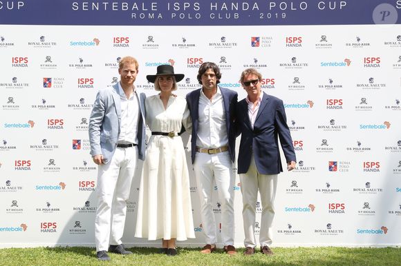 Le prince Harry, Delphi Figueras, Nacho Figueras et Johnny Hornby à la coupe de polo "Sentebale ISPS Handa Polo Cup" à Rome, le 24 mai 2019.

Photo : Chris Jackson / St Regis Hotel & Resorts / Bestimage
