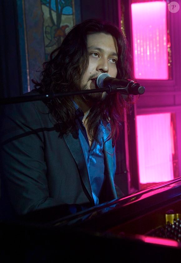 Lulu Gainsbourg en showcase lors de la soirée pour les 80 ans du parfum "Pour Un Homme" de Caron au Théâtre du Renard à Paris, le 9 octobre 2014.  
Crédit : COADIC GUIREC / BESTIMAGE