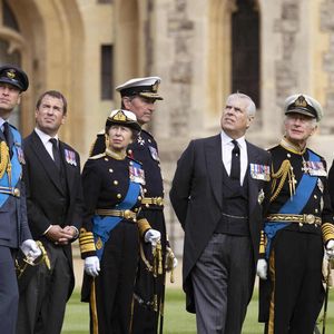 Dont les 3 ans de la disparition sont célébrés ce lundi 8 septembre 2025

Le prince Harry, duc de Sussex, Le prince William, prince de Galles, La princesse Anne, Timothy Laurence, Le prince Andrew, duc d’York, Le roi Charles III d'Angleterre, Le prince Edward, duc de Kent - Procession pédestre des membres de la famille royale depuis la grande cour du château de Windsor (le Quadrangle) jusqu'à la Chapelle Saint-Georges, où se tiendra la cérémonie funèbre des funérailles d'Etat de reine Elizabeth II d'Angleterre. Windsor, le 19 septembre 2022 Photoshot/Panoramic/Bestimage