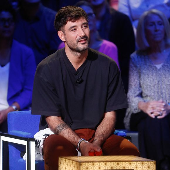 Jérémy Frérot semble passer un très bon moment et n’hésite pas à tenir Shy'm par la taille 

Exclusif - Jérémy Frérot - Enregistrement de l'émission "La Boîte à Secrets N°20" dans les studios de la Cité du Cinéma à Saint-Denis, présentée par F.Bollaert et diffusée le 10 janvier sur France 3
© Christophe Clovis / Bestimage